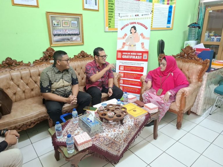 Wakil Ketua KI DKI Jakarta Serahkan Sertifikat “Menuju Informatif” kepada SDN 04 Bambu Apus